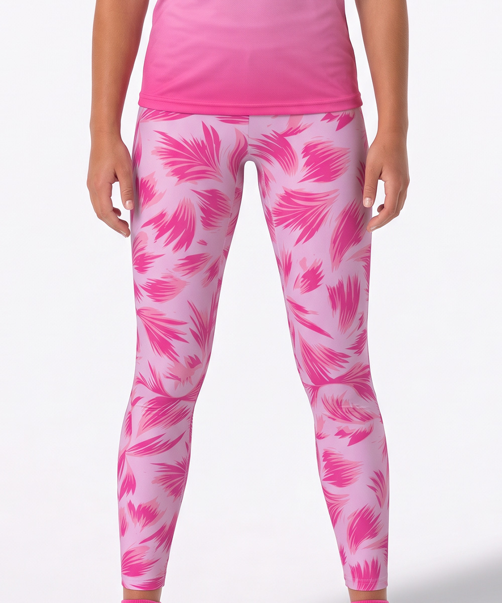 Eine Person, die ein rosa Sportshirt und hellrosa, individuell gestaltete Leggings mit einem dunkelrosa Federmuster trägt.
