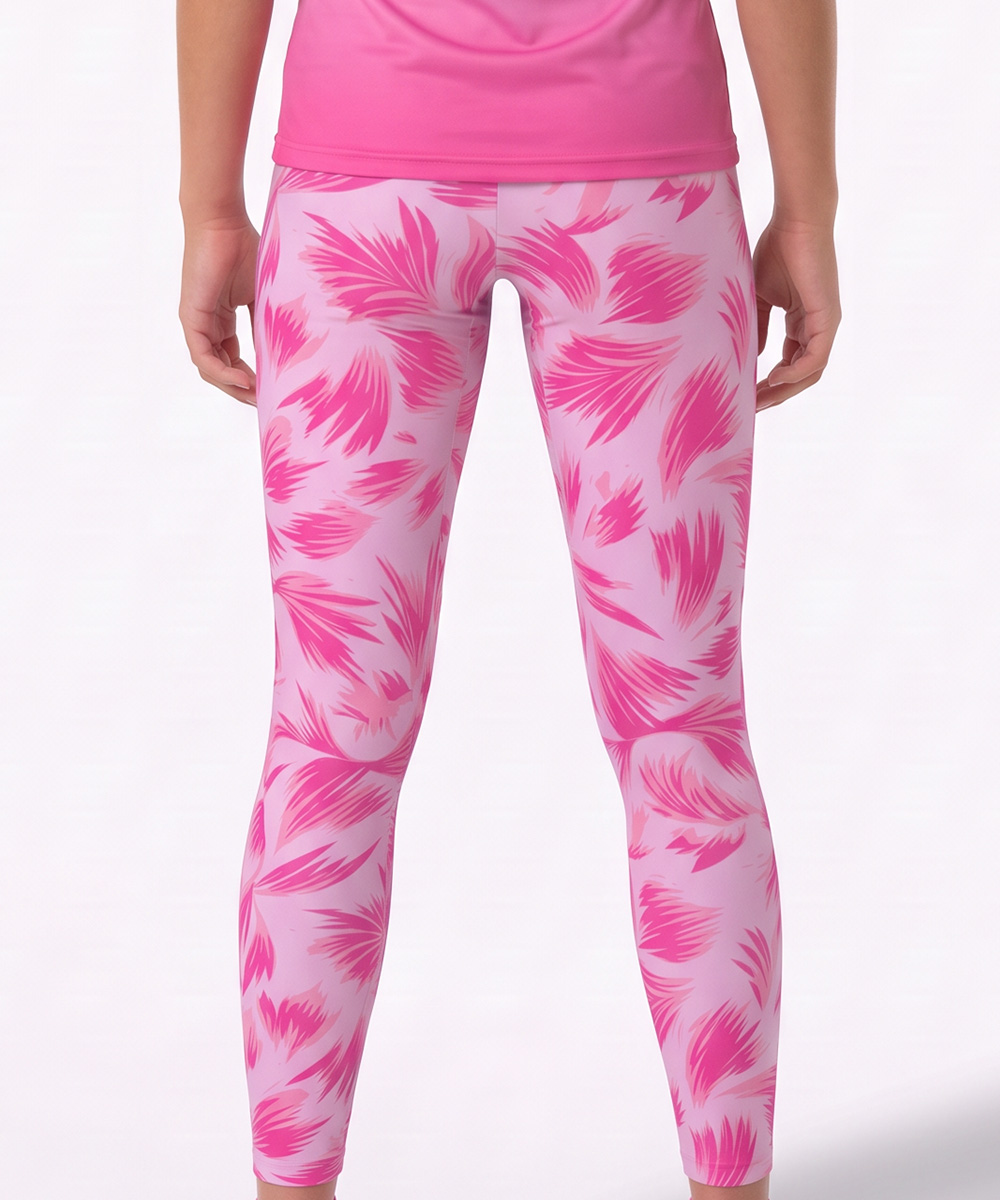Rückansicht einer Person, die ein rosa, kurzärmeliges Oberteil und maßgeschneiderte Leggings mit einem dunkelrosa, federartigen Muster trägt.