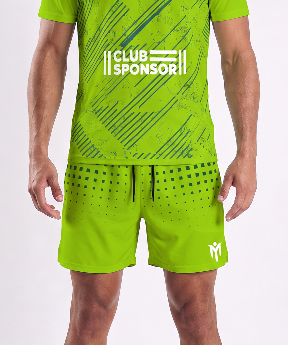 Une personne portant un maillot de sport vert citron portant l'inscription « CLUB SPONSOR » et un short de tennis sur mesure assorti, fabriqué à partir de matériaux recyclés et orné d'un motif géométrique vert foncé.