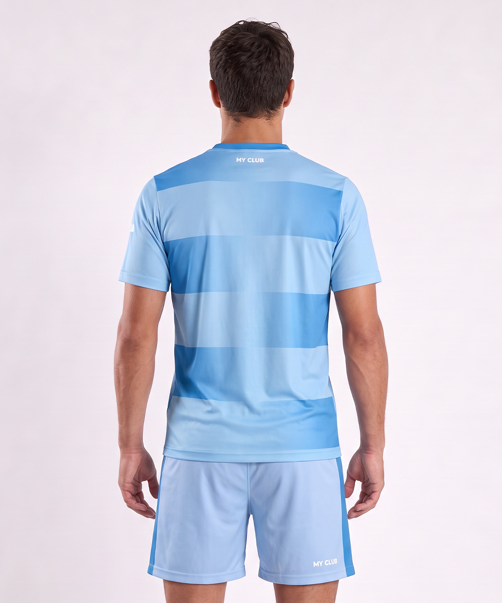 Vue de dos d'une personne portant un maillot de football à rayures bleu clair et un short, avec l'inscription « MY CLUB » imprimée sur le maillot et le short, dans un style similaire à celui des maillots de tennis personnalisés.
